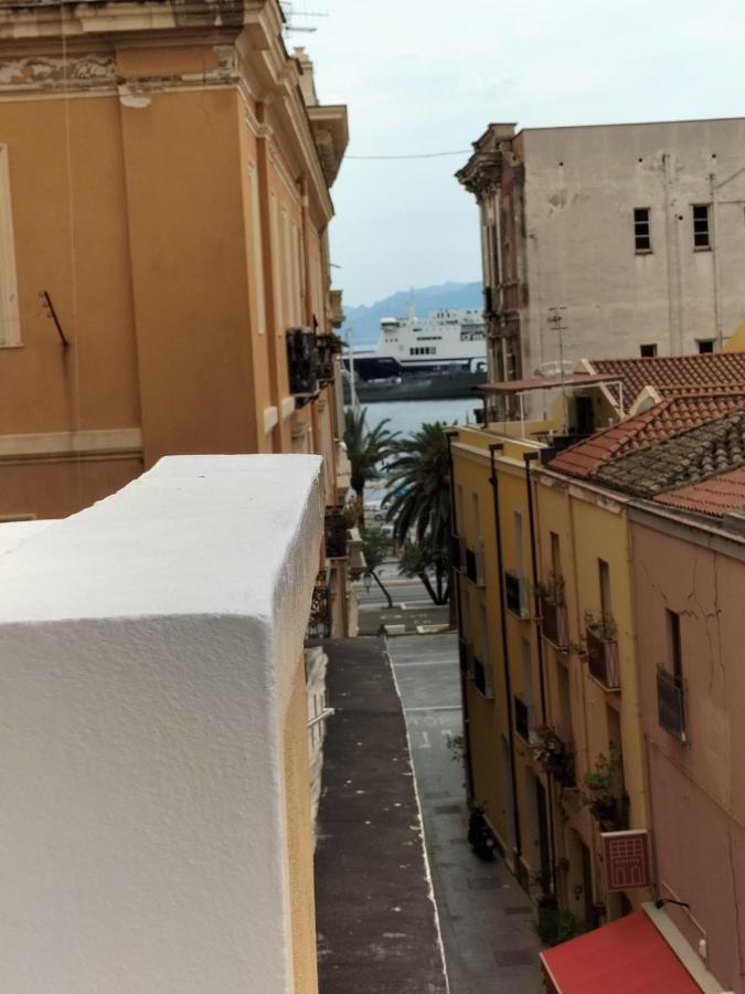 Rosa'S Apartment With Terrace Cagliari Ngoại thất bức ảnh