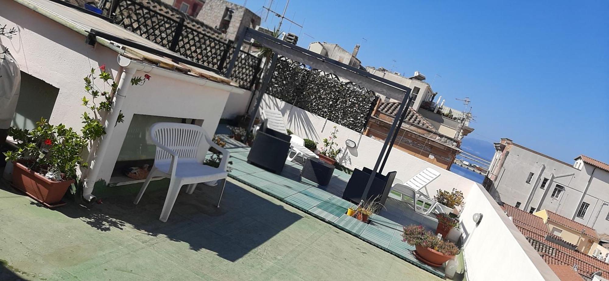 Rosa'S Apartment With Terrace Cagliari Ngoại thất bức ảnh